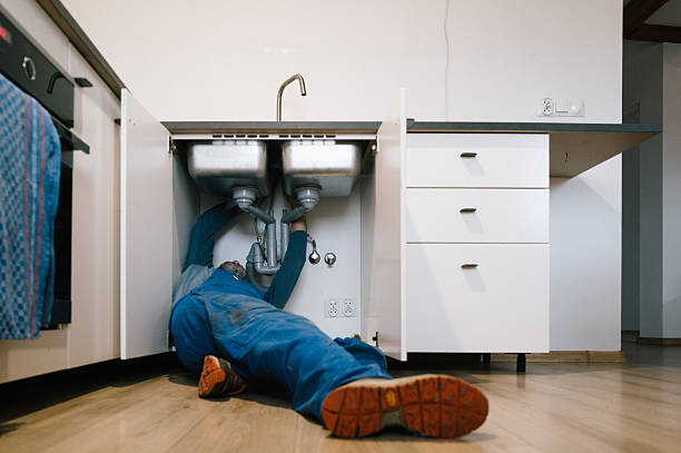 Professional Plumbing technician working in Grosse Pointe, MI